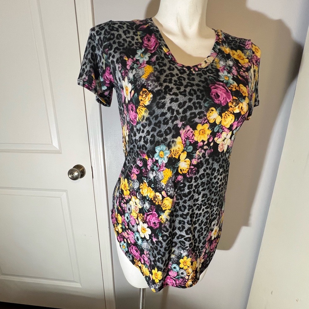 Fun, colorful top XL Animal print and floral.